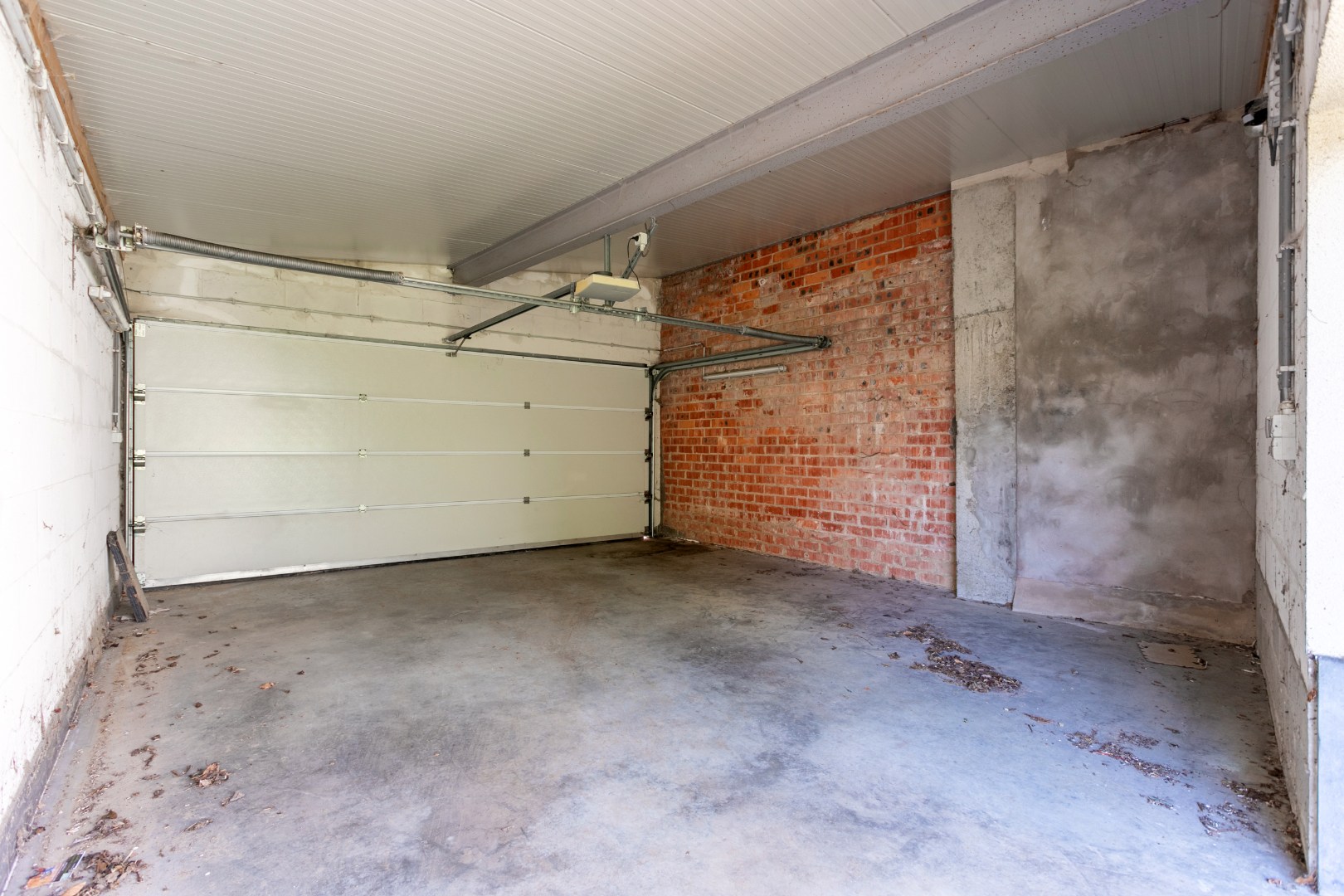 Te renoveren eigendom (317 m²) met veel potentieel, ruime tuin (6a 42ca) en dubbele achterliggende carport met toegang tot de achterliggende straat in Kester 