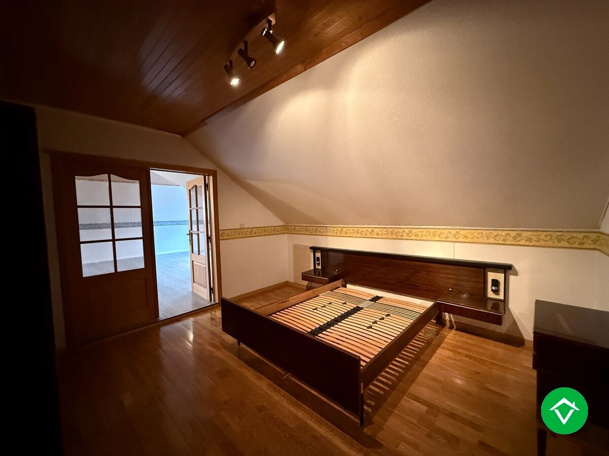 Ruime, alleenstaande woning met 6 slaapkamers en tuin te Hooglede (De Geite) 