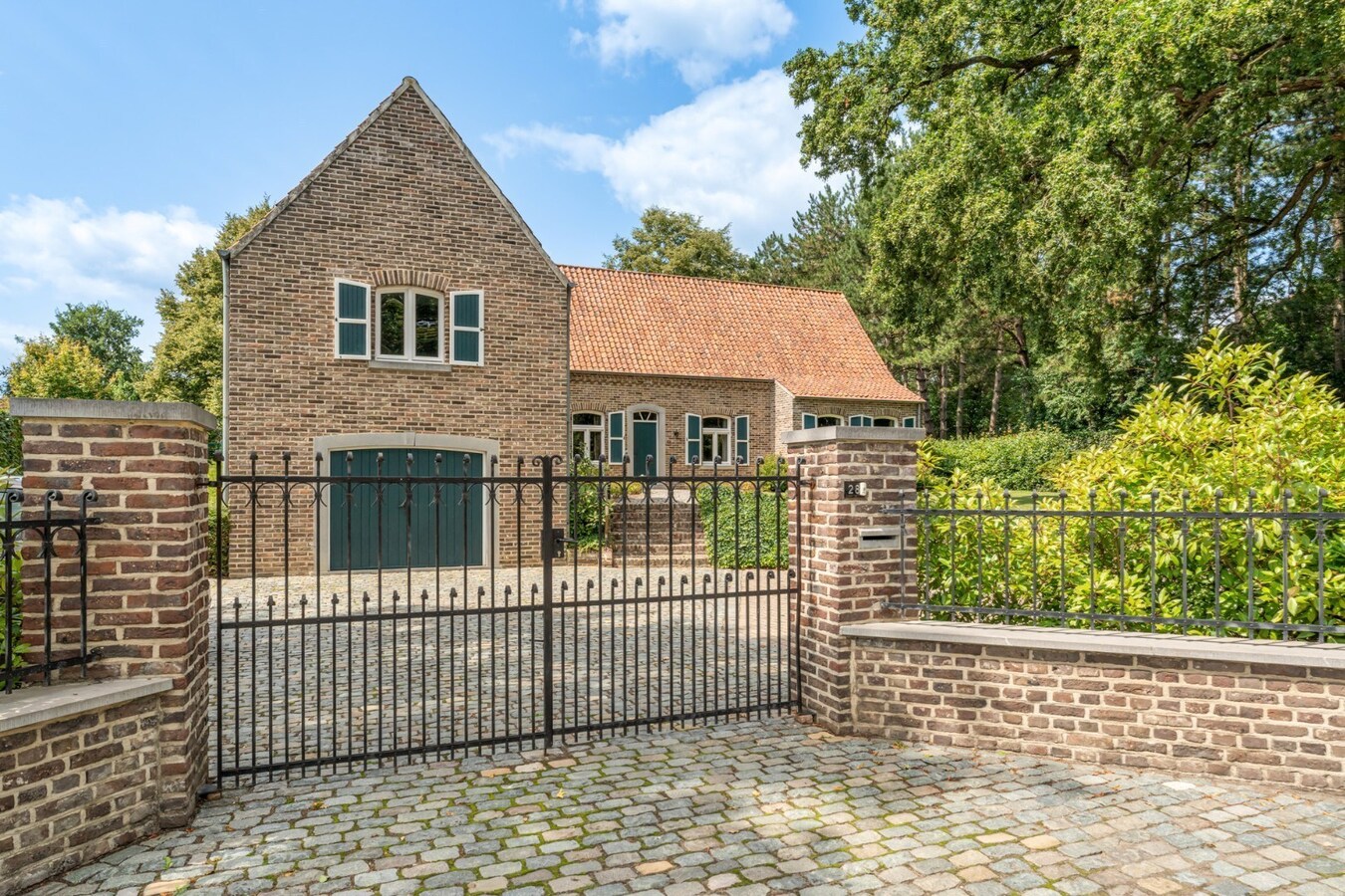 Ruim, karaktervol landhuis met parkachtige tuin op perceel van 16a29ca. 