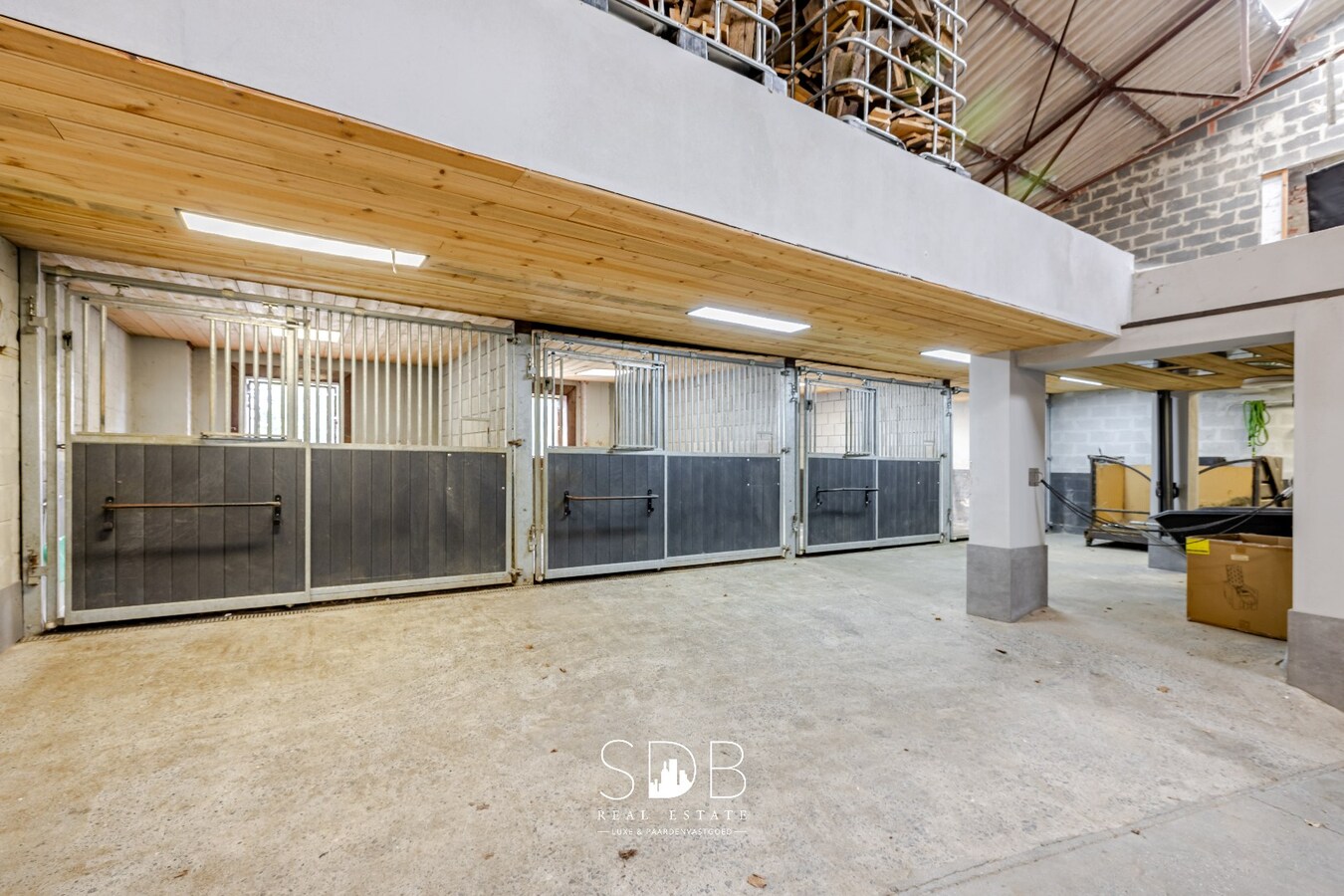 Landelijke villa met bijgebouwen en graslanden op 23.740m² 