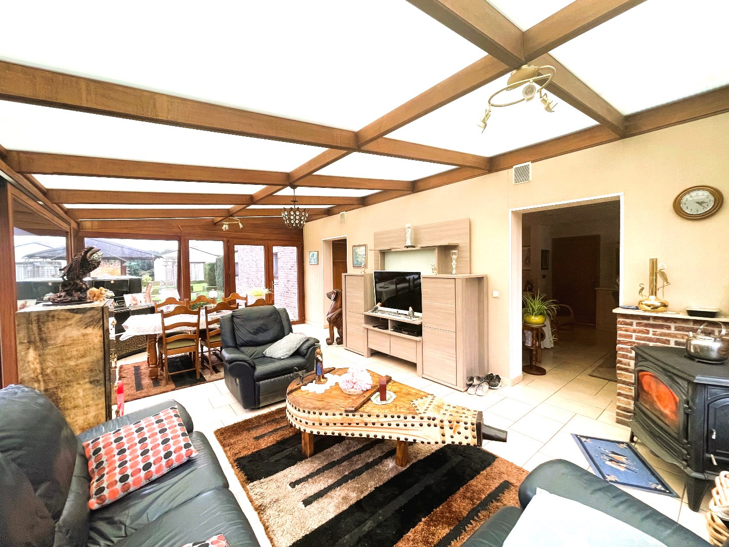 Woning met ruim magazijn op 2266 m² 