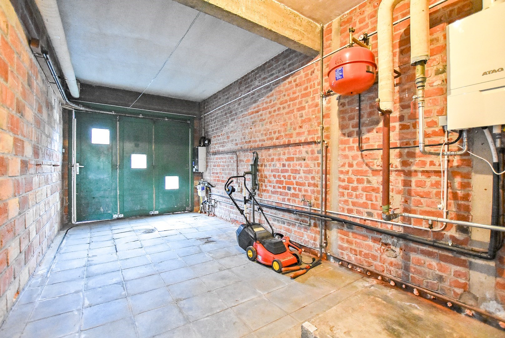 Ruime rijwoning met 5 slaapkamers te centrum Veurne. 