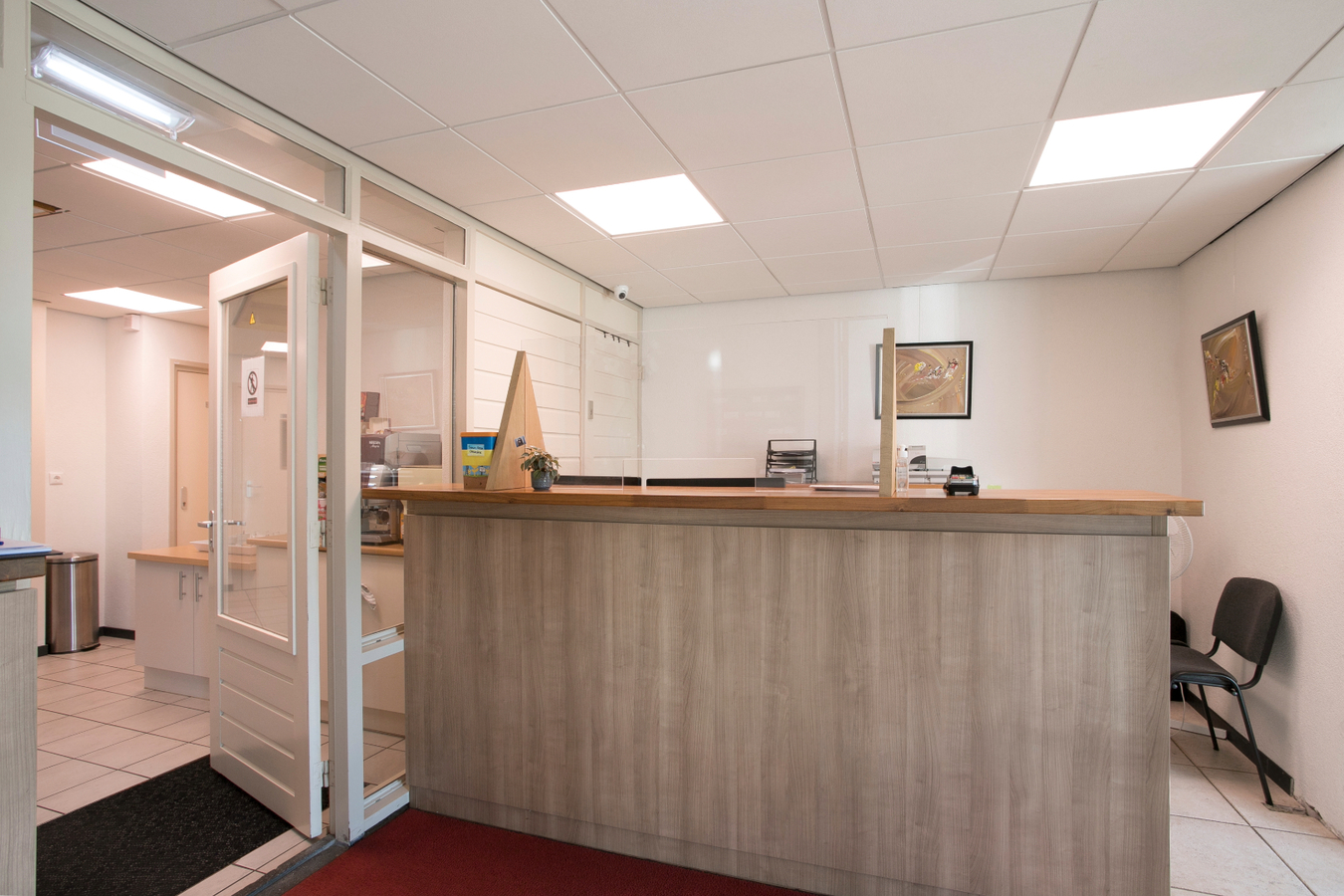 Deze vrijstaande woning met bedrijfsgebouwen staat tegen het bedrijventerrein van Reusel. 