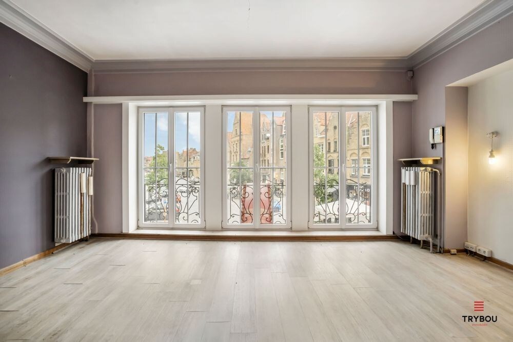 Uniek Handelspand met woonst op de Grote markt van Diksmuide. 