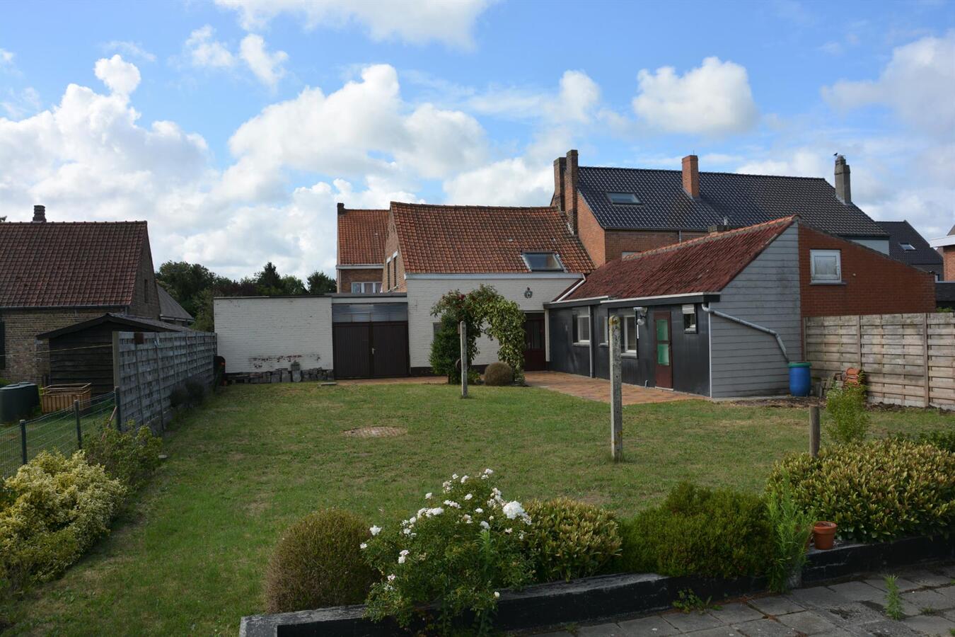 Op te knappen woning in rustige straat 