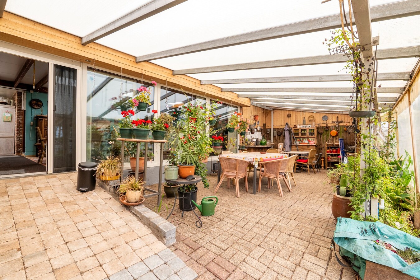 Ruime vrijstaande woning gelegen op een groot perceel nabij de Nederlandse grens. 