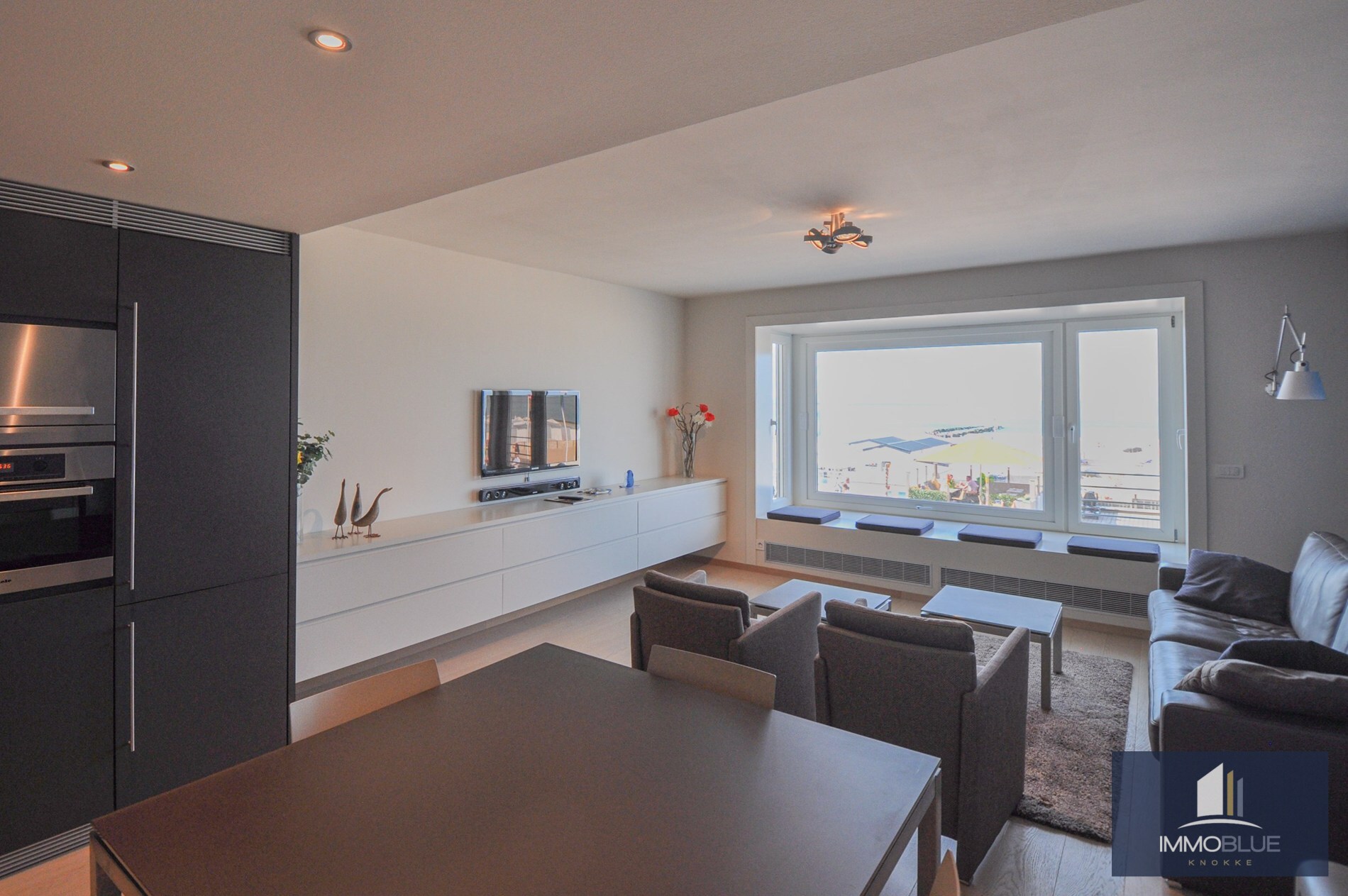 Appartement avec vue frontale sur la mer, situé à proximité de la place du Driehoeksplein. 