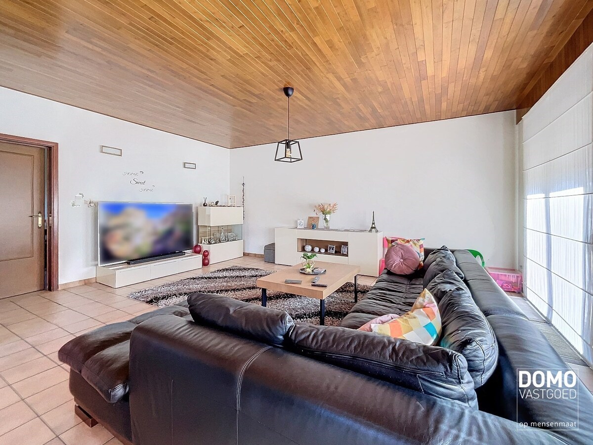 Ruime open bebouwing met tuin en inpandige garage gelegen te Spalbeek. 