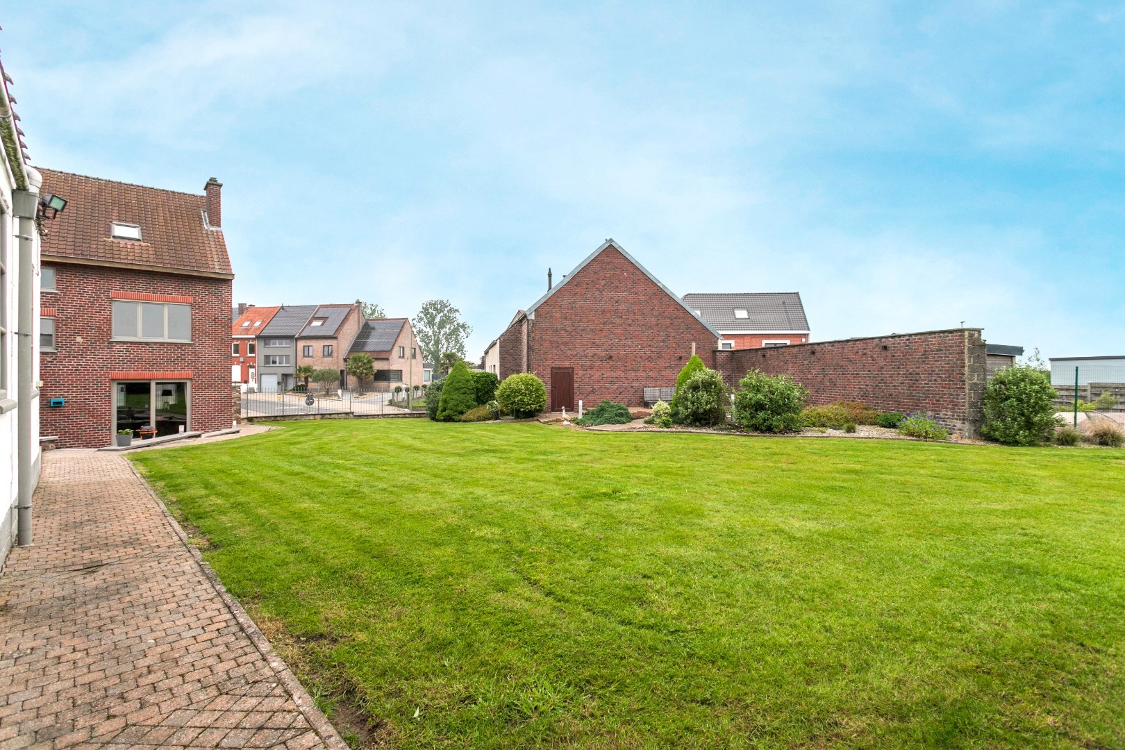 Ruime woning met naastgelegen bouwgrond en loods 