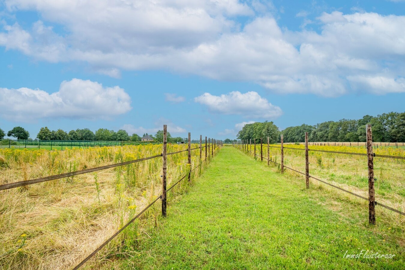 Renovated house with stables on approximately 1.1 hectares in Peer. 
