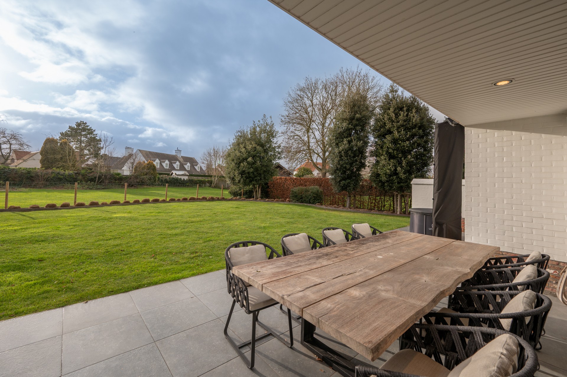 prachtig gerenoveerde alleenstaande villa geniet van een uitstekende centrale ligging, op slechts enkele minuten van het centrum van Knokke. 