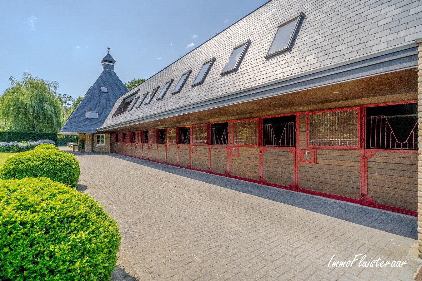 Exclusief eigendom met twee volwaardige, zelfstandige villa-woningen, een conciërgeverblijf en luxueuze paardenfaciliteiten op ruim 2 ha te Brasschaat 