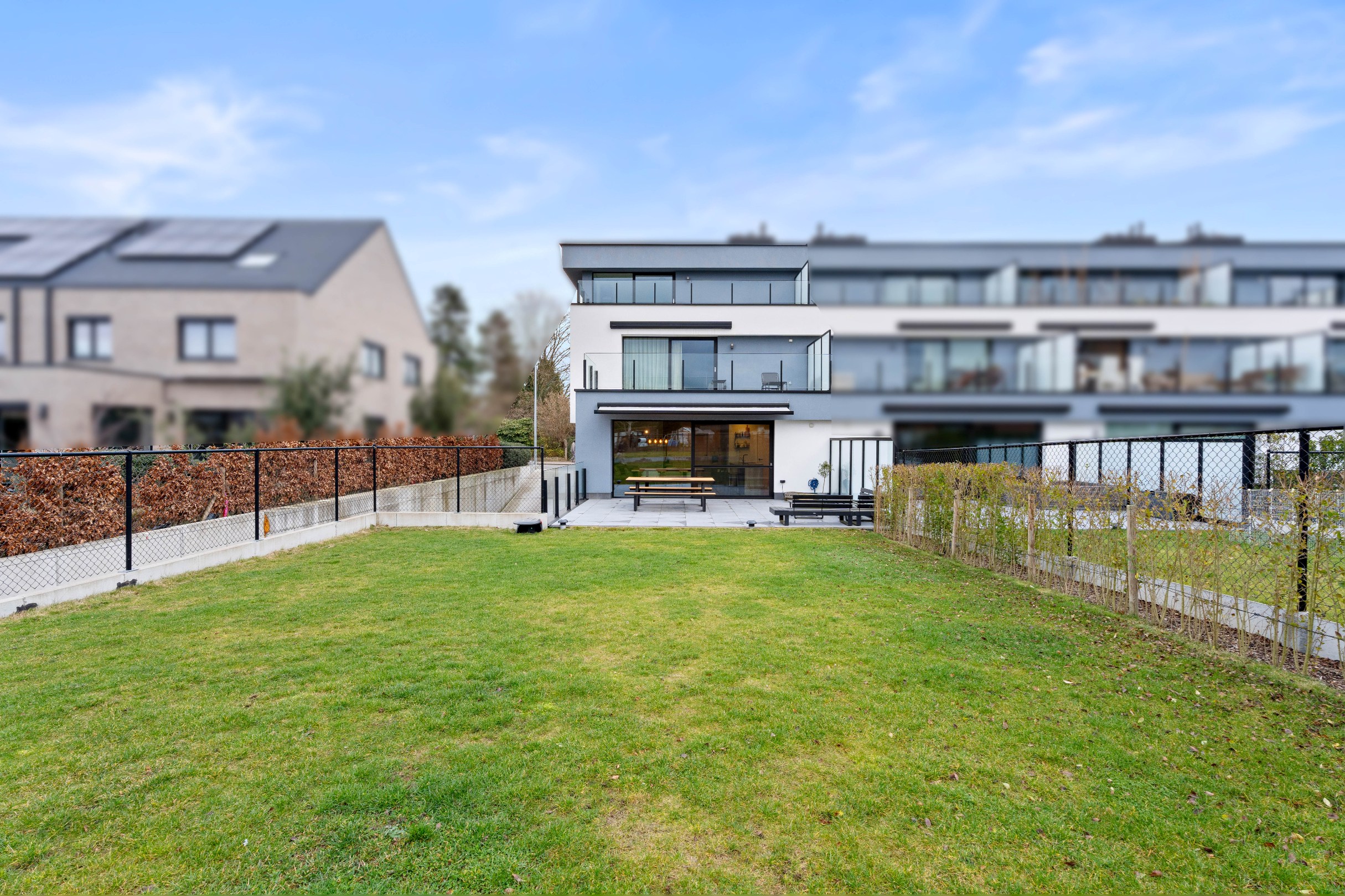 Gelijkvloers appartement met terras en tuin 