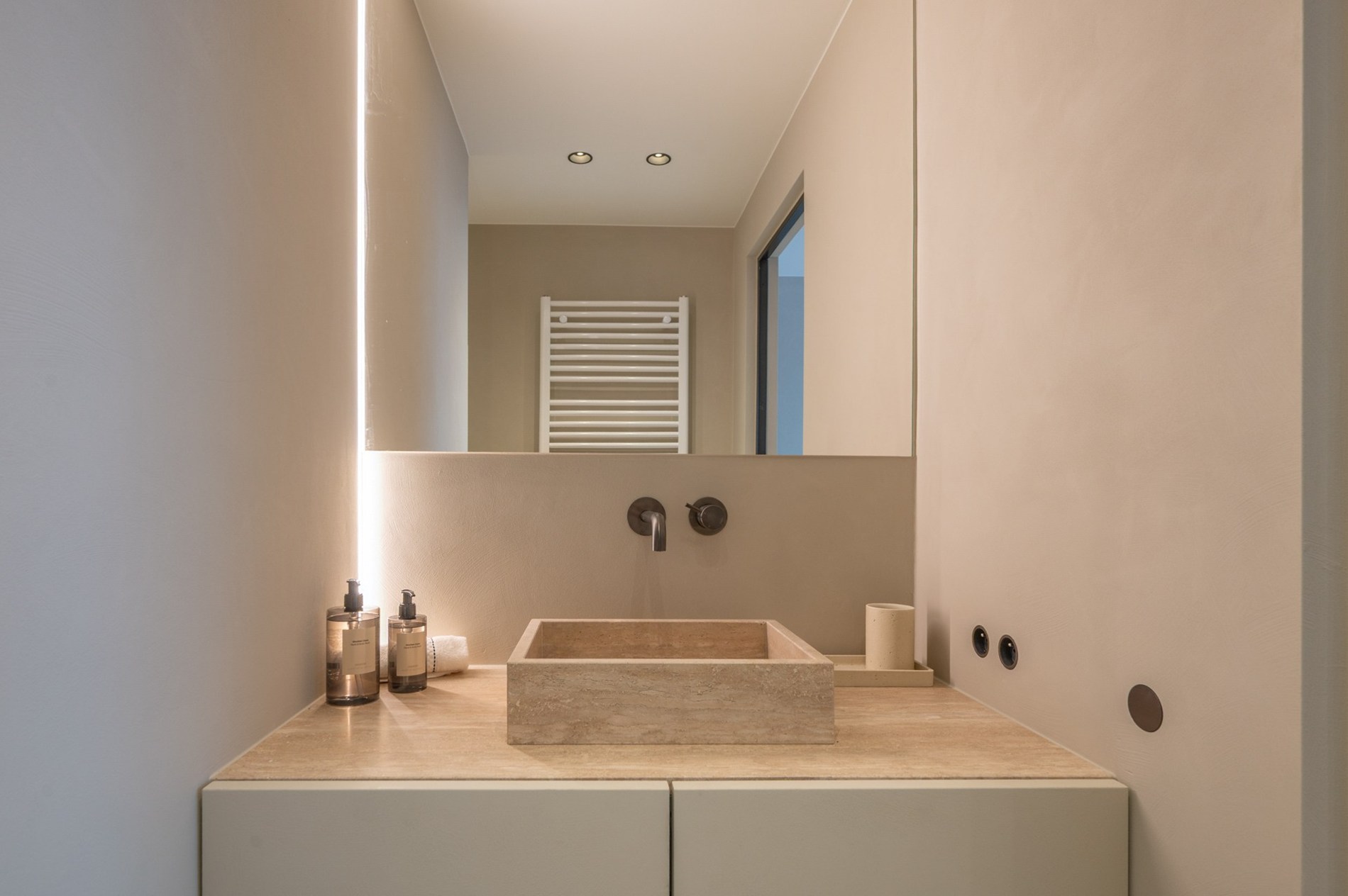 Prachtig gerenoveerd en instapklaar appartement met 3 slaapkamers en frontaal zeezicht, gelegen in een prestigieuze residentie op de zeedijk in het Zoute. 