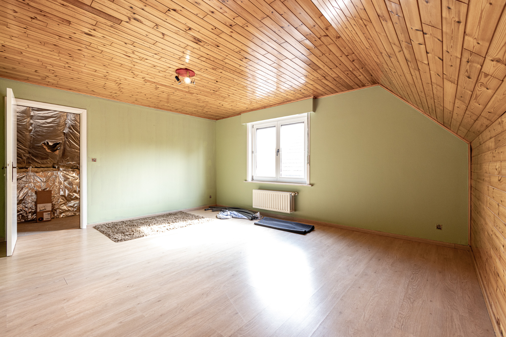 Ruime (4 slpks) instapklare woning met tuin rustig gelegen te Waarschoot 