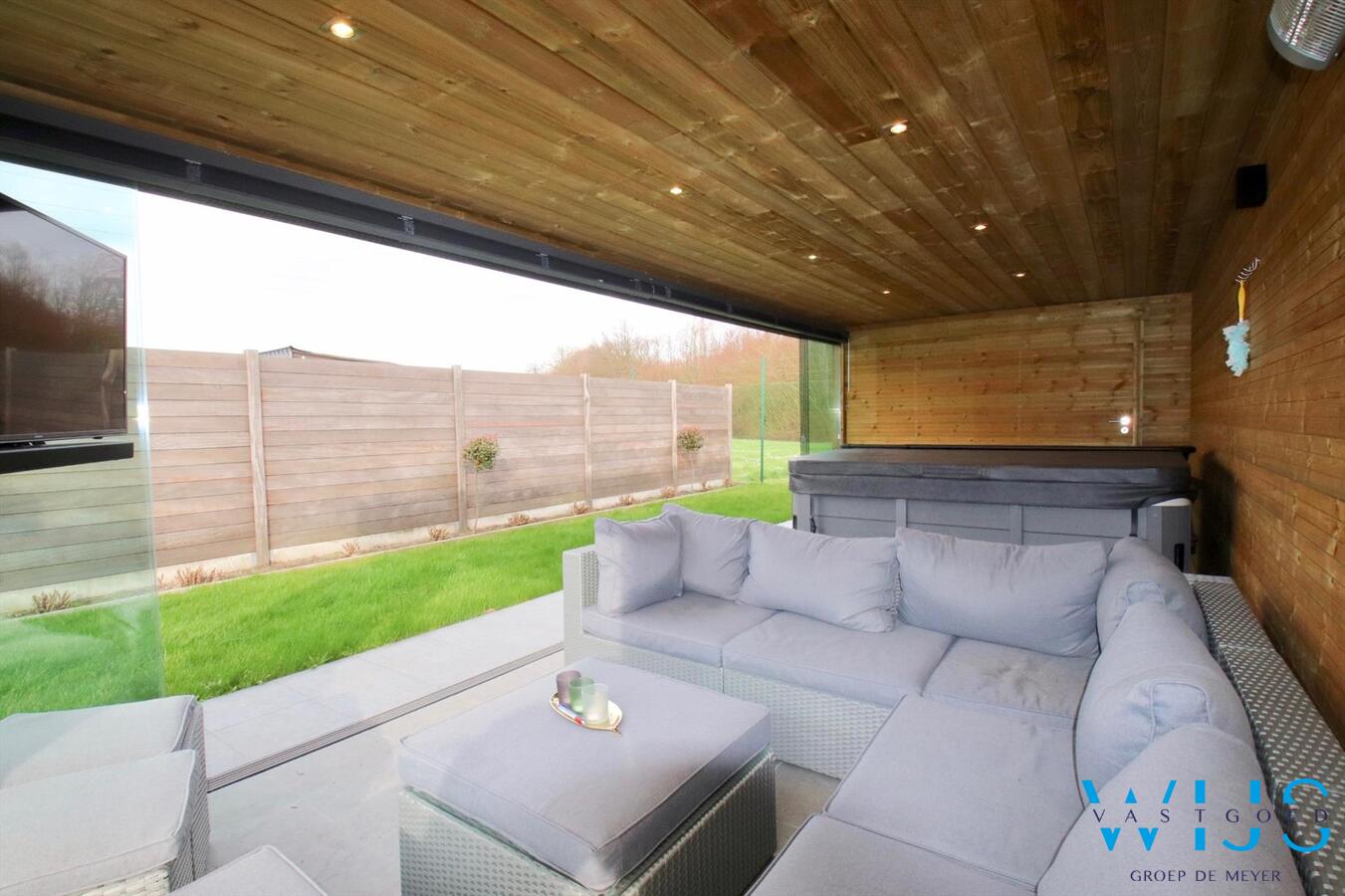 Tot in de puntjes gerenoveerde halfopen bebouwing met lounge gedeelte! 