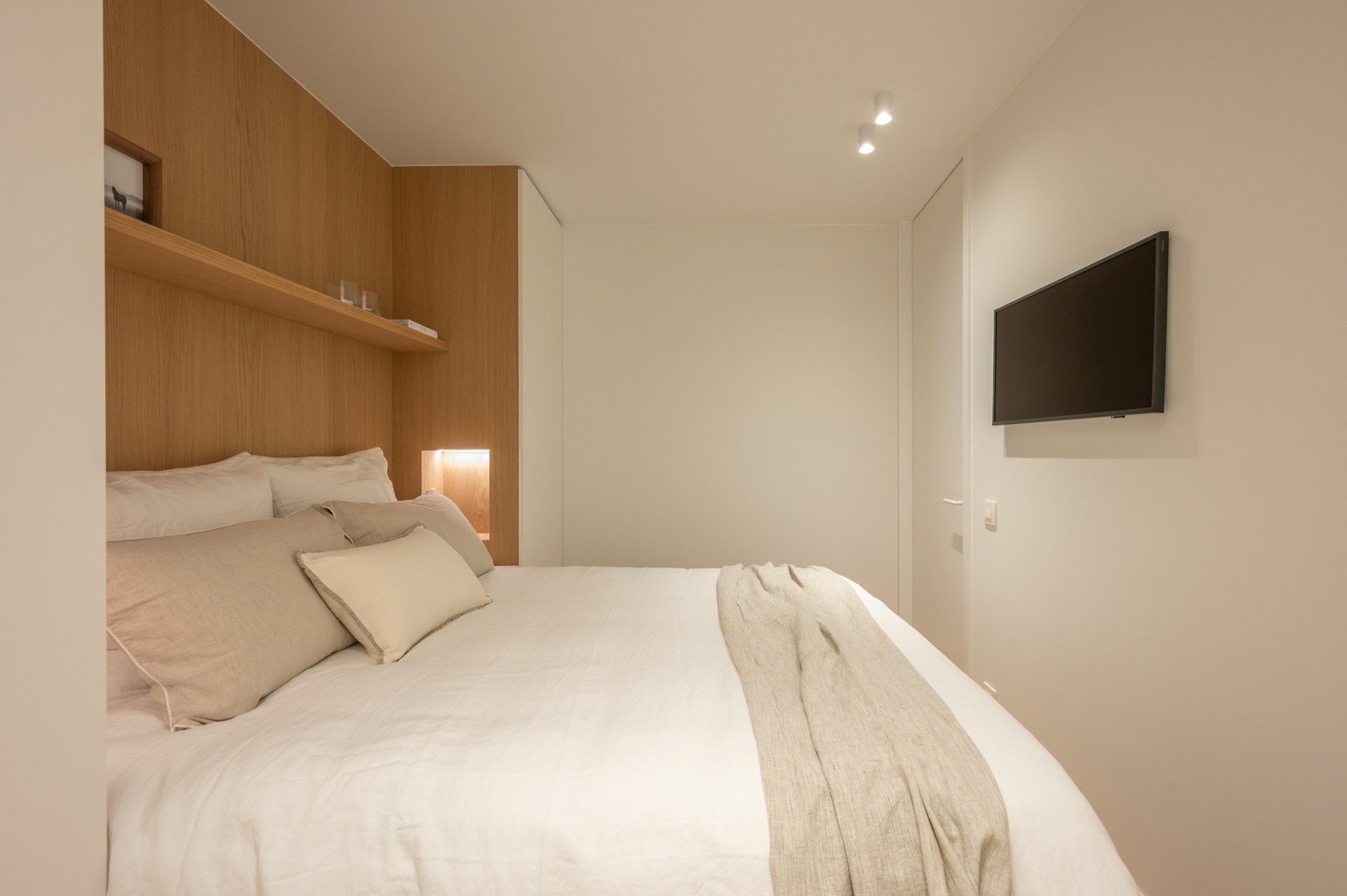 Exclusief gerenoveerd appartement met 3 slaapkamers te koop vlak bij het Albertstrand en het Lichtorenplein. 