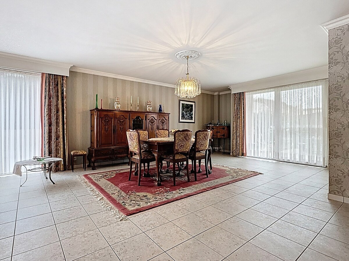 Energiezuinig gelijkvloersapp. met tuintje en garage te centrum Wetteren 