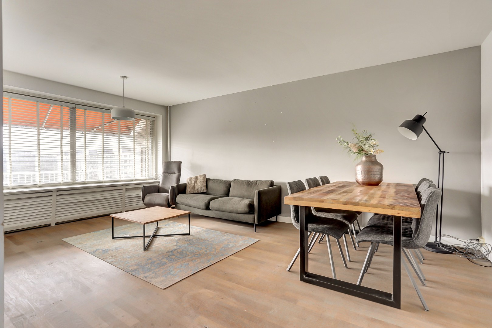 4-kamer appartement op de 6e verdieping met keurige keuken en badkamer, 2 balkons, berging in de onderbouw en gelegen op eigen grond! 