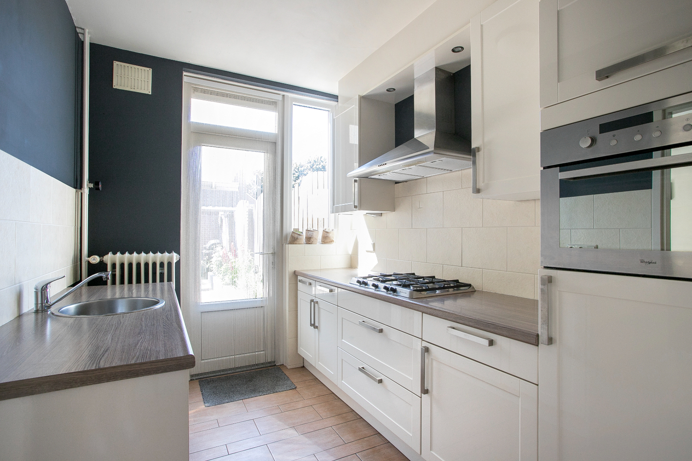 Instapklare eindwoning met 3 slaapkamers en grote zolderverdieping, berging en zonnige achtertuin. 