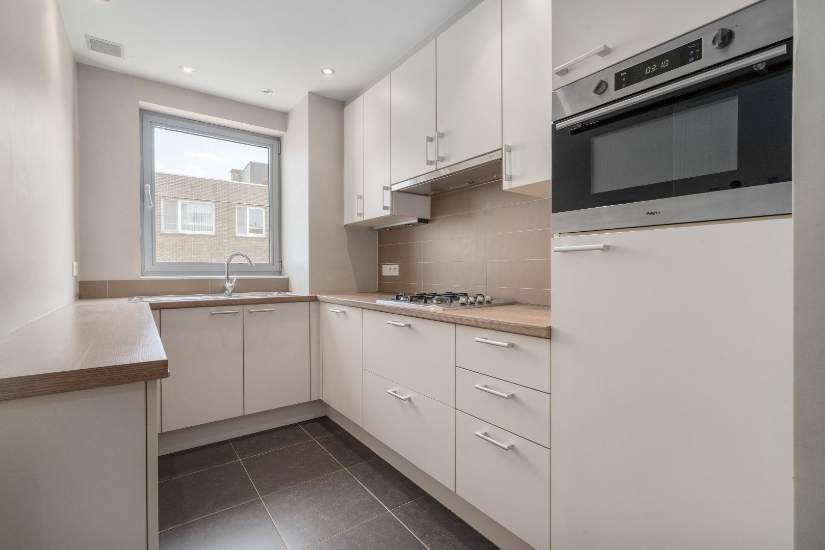 Lichtrijk 2-slpk appartement met garage 