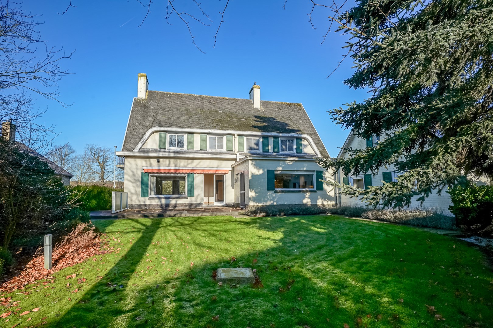 Statige villa uit de jaren ‘65 met zuidgerichte tuin in hartje Oudenburg. 