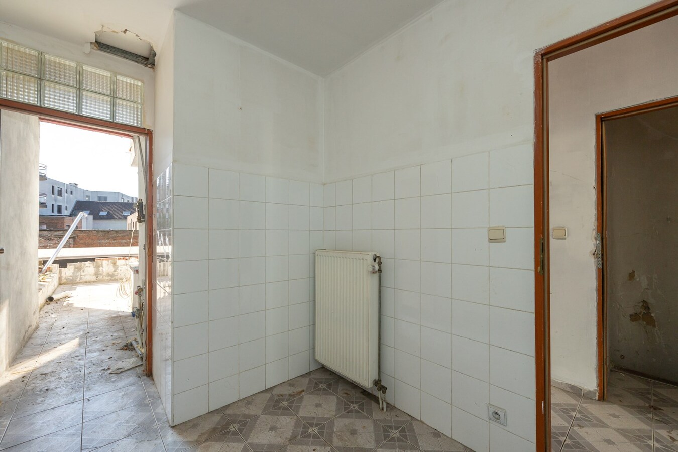 Te renoveren opbrengsteigendom met garage te Antwerpen! 