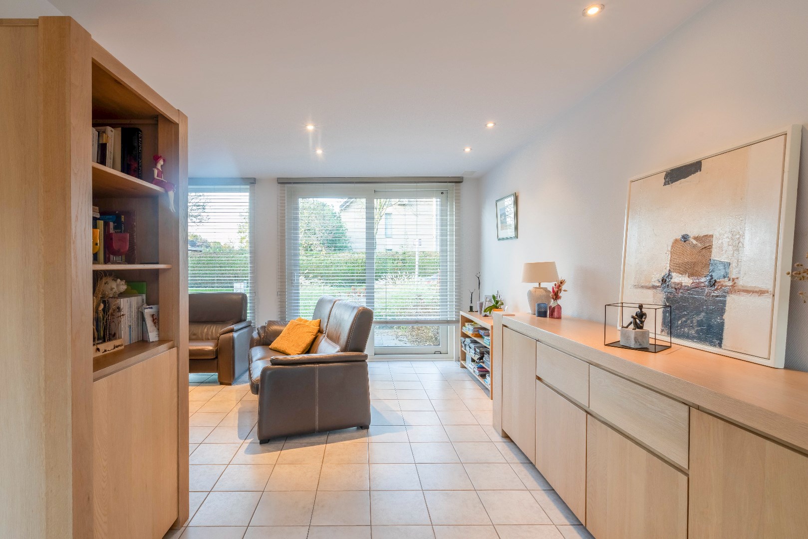 Verzorgde en instapklare halfopen bebouwing met zuidertuin en garage. 