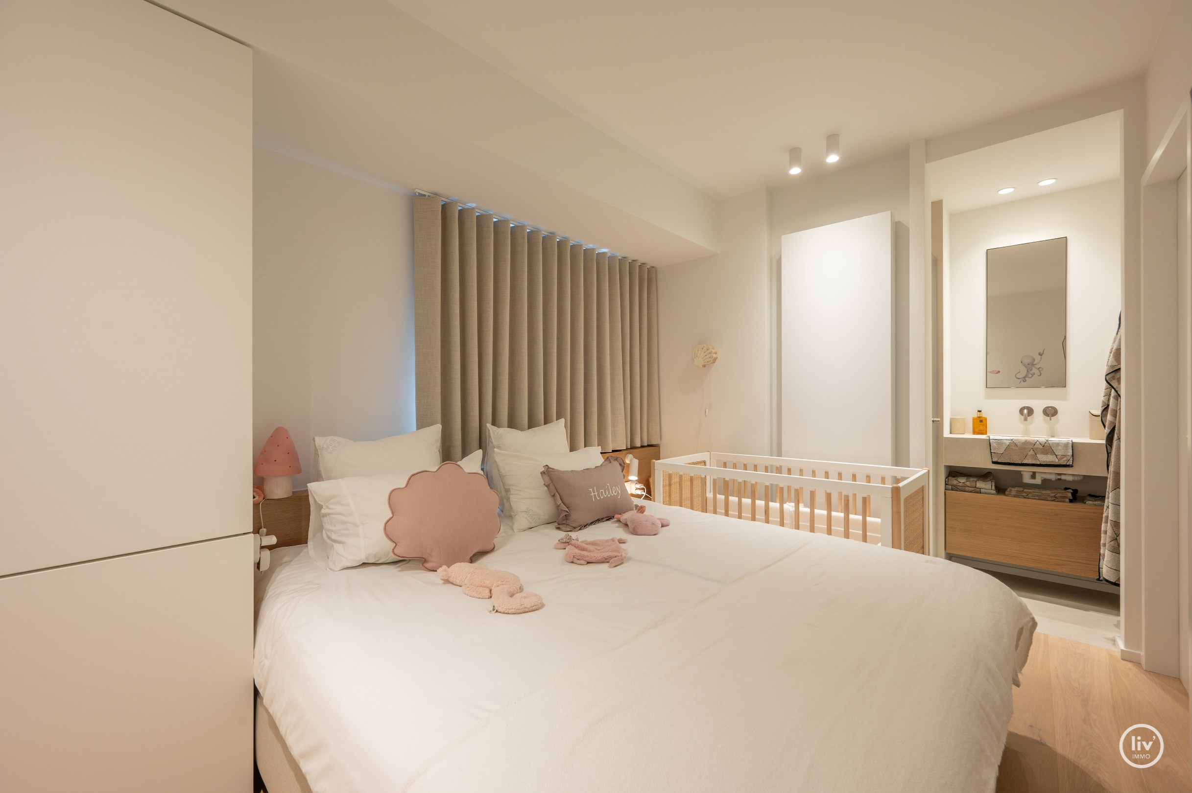 Prachtig, ruim (131 m2) HOEKappartement, volledig gerenoveerd centraal gelegen op de Lippenslaan vlakbij de zeedijk te Knokke. 