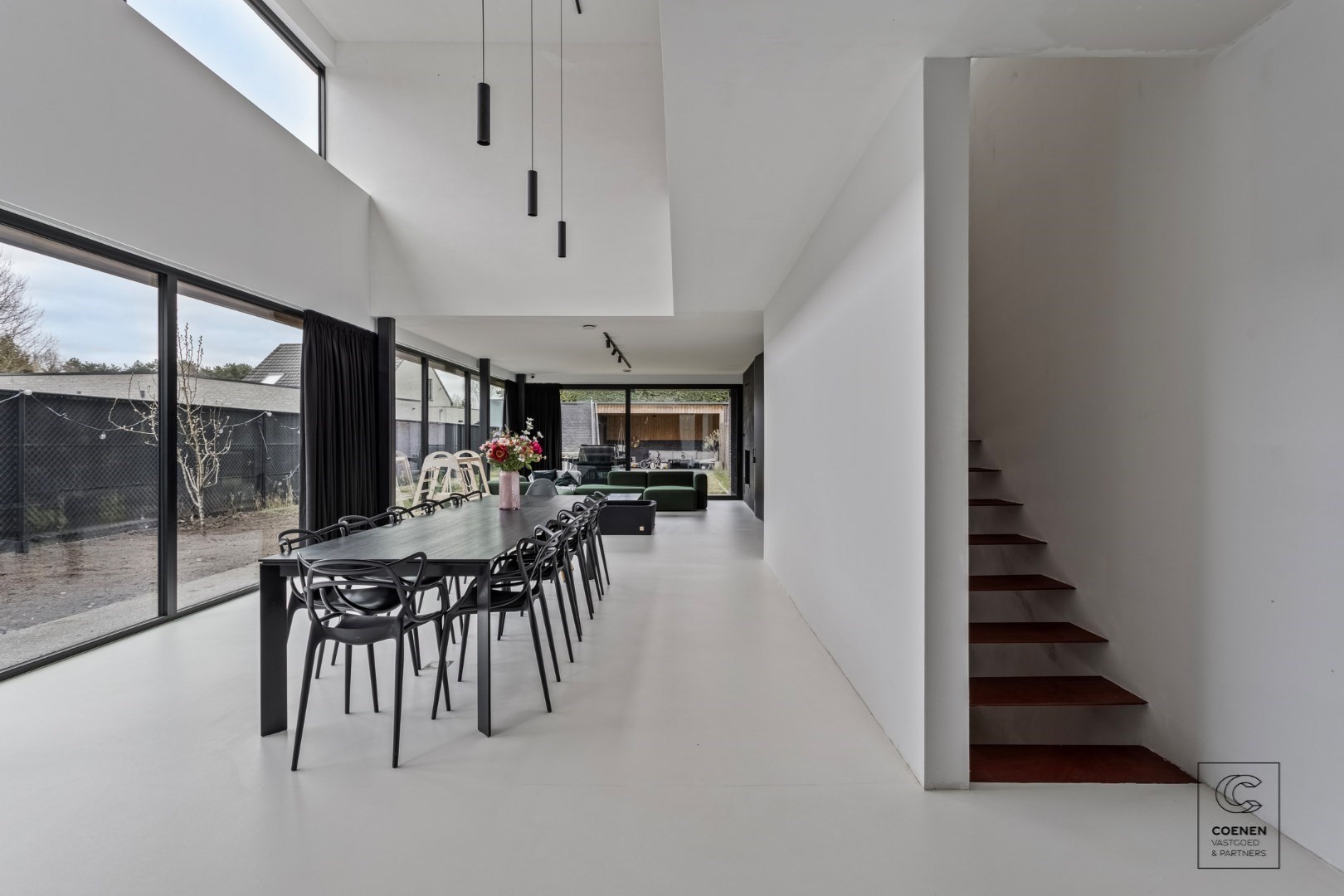 Prachtig verder af te werken HOB van 320 m² in een doodlopende straat! 