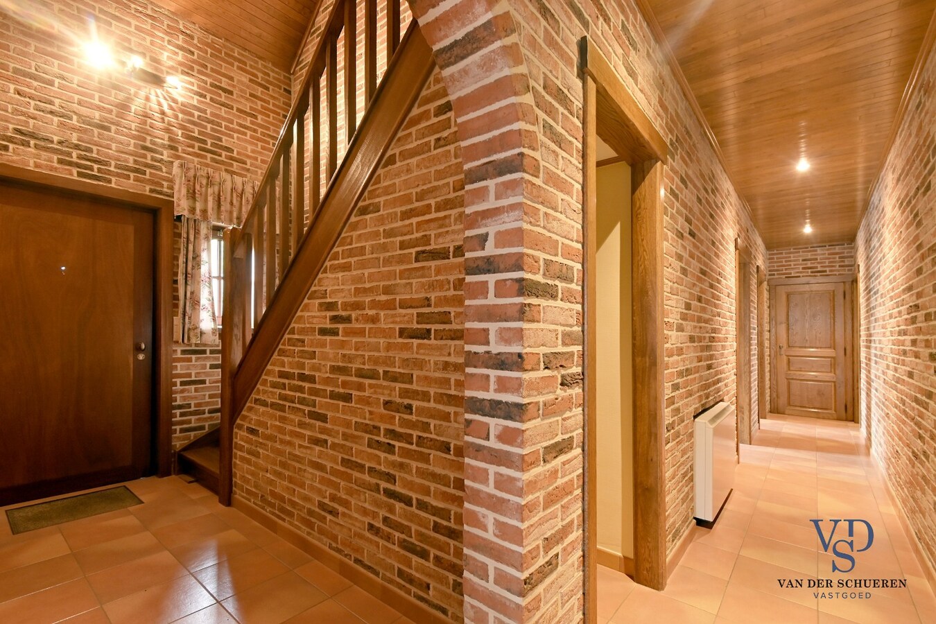 Bijzonder degelijke en ruime villa in doodlopende straat 