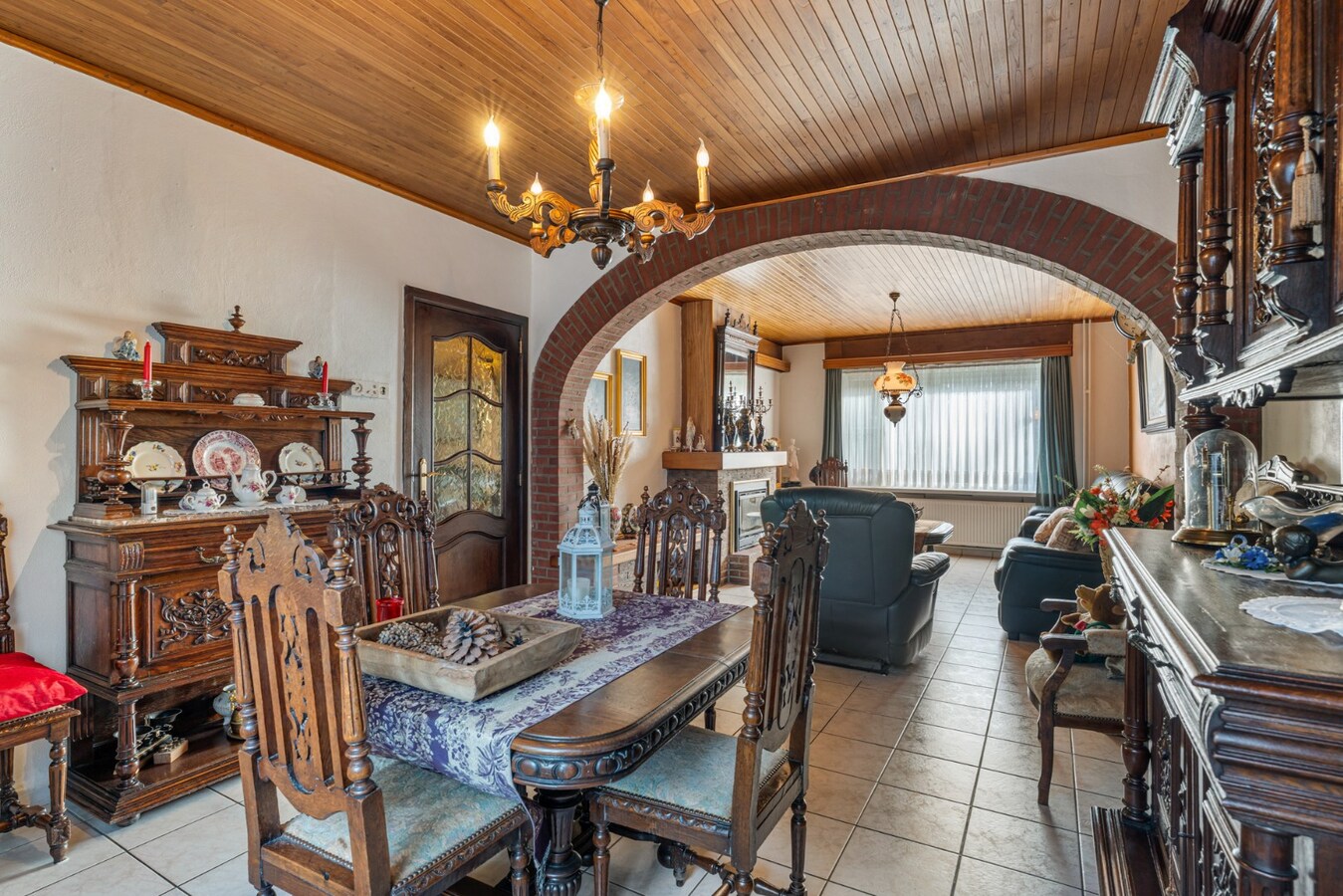 Halfvrijstaande gezinswoning met veel mogelijkheden op een perceel van 8are! 