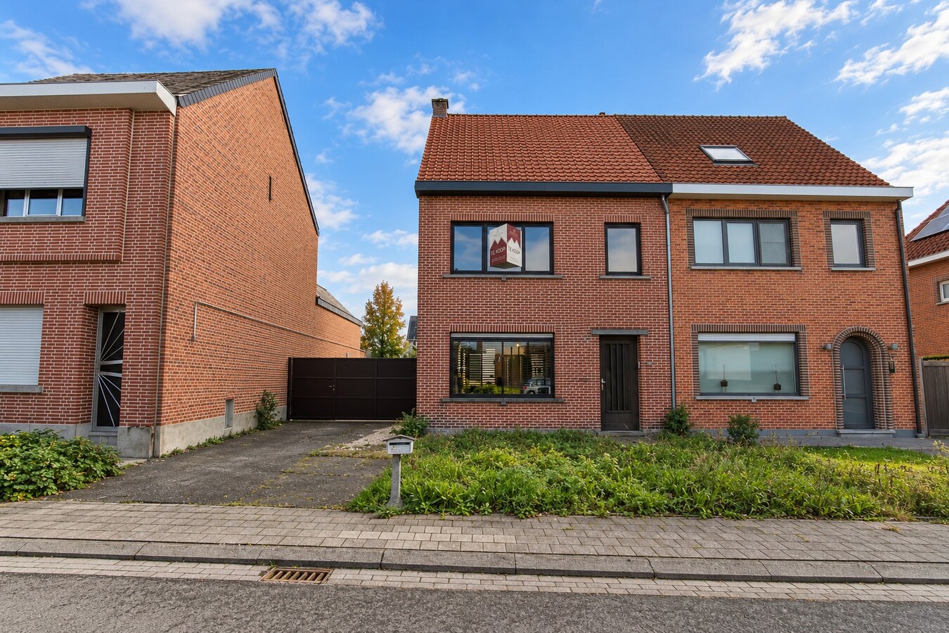 Te koop: Rustig gelegen halfopen bebouwing met 4 slaapkamers, 4 garages en ruime tuin in Sint-Niklaas 