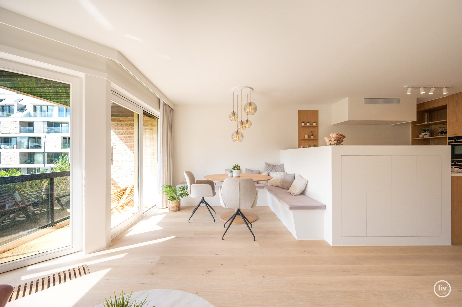 Magnifique appartement rénové de 2 chambres avec de belles vues sur le parc Yzer à Knokke. 