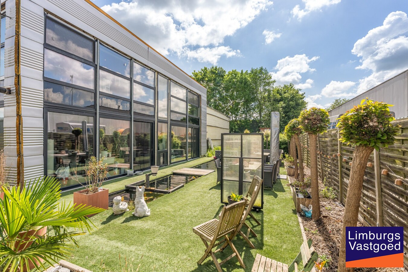 Bedrijfsgebouw met toonzaal, kantoren, magazijn en woonst - groot 700m² 