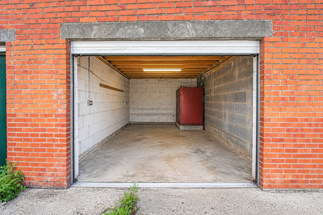 Te koop: Rustig gelegen halfopen bebouwing met 4 slaapkamers, 4 garages en ruime tuin in Sint-Niklaas 