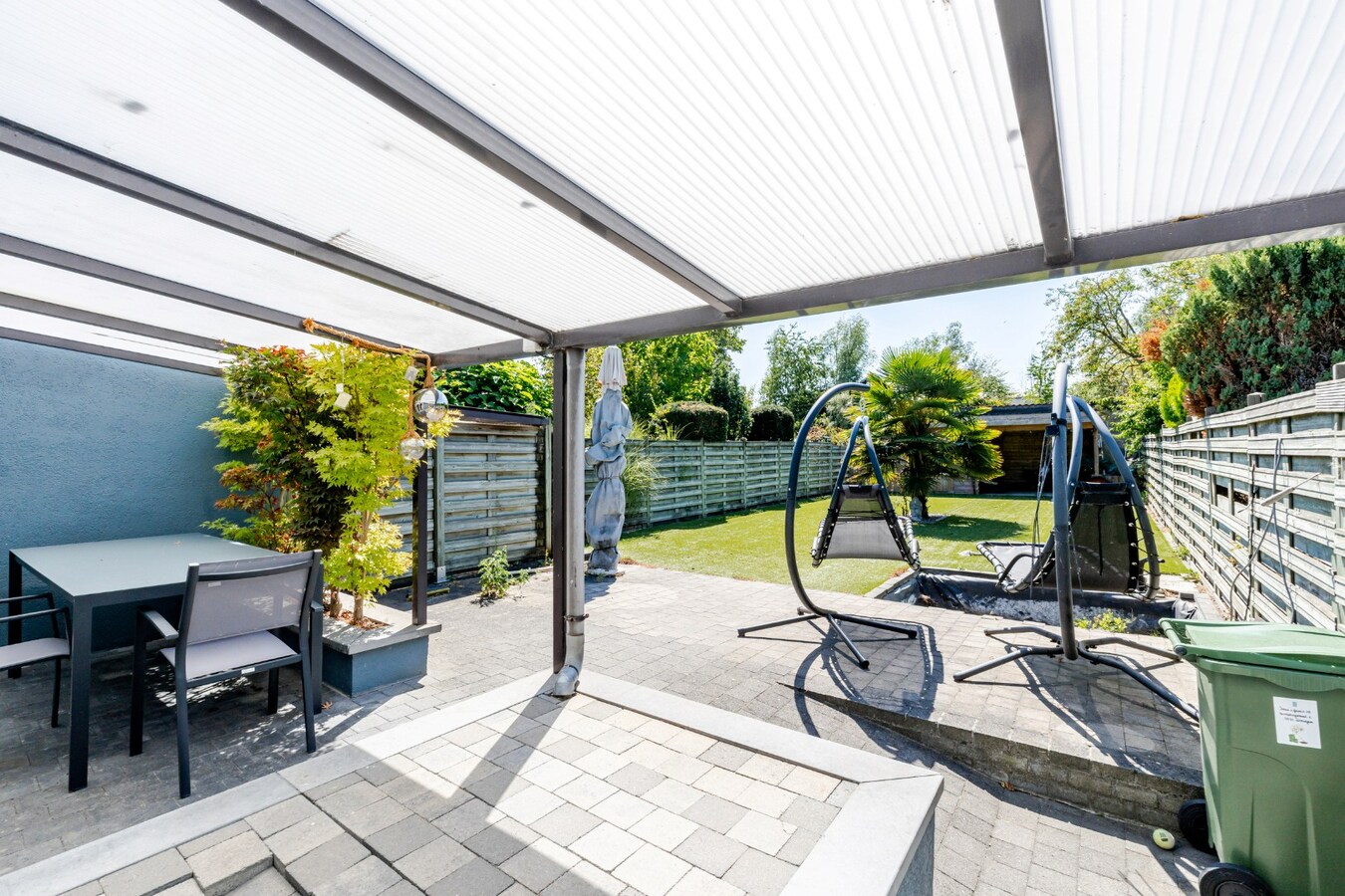 Karaktervolle woning op toplocatie in Zomergem met polyvalente ruimte 