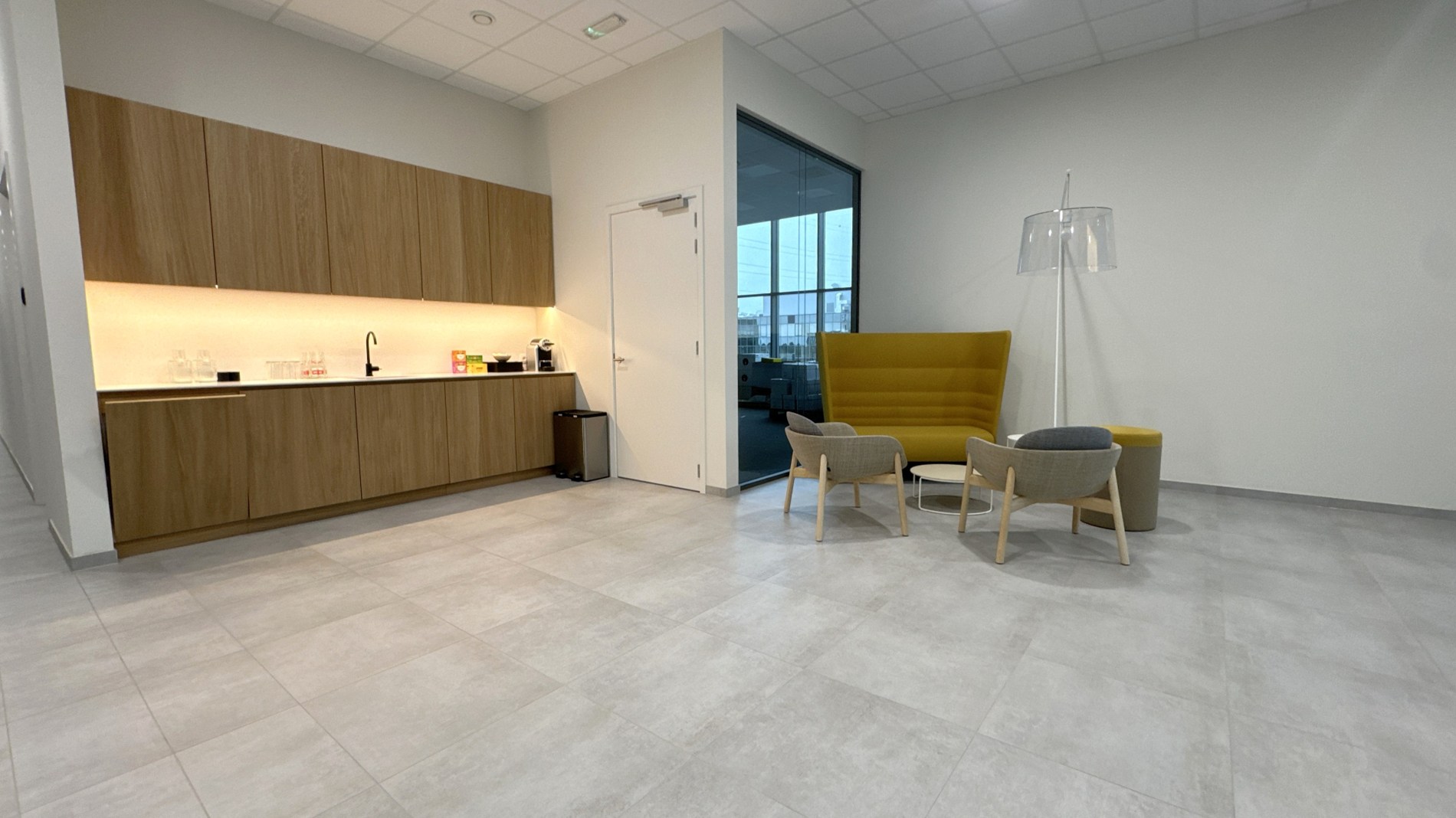 Nieuwbouw magazijn en kantoor te huur in West Port Zwijndrecht