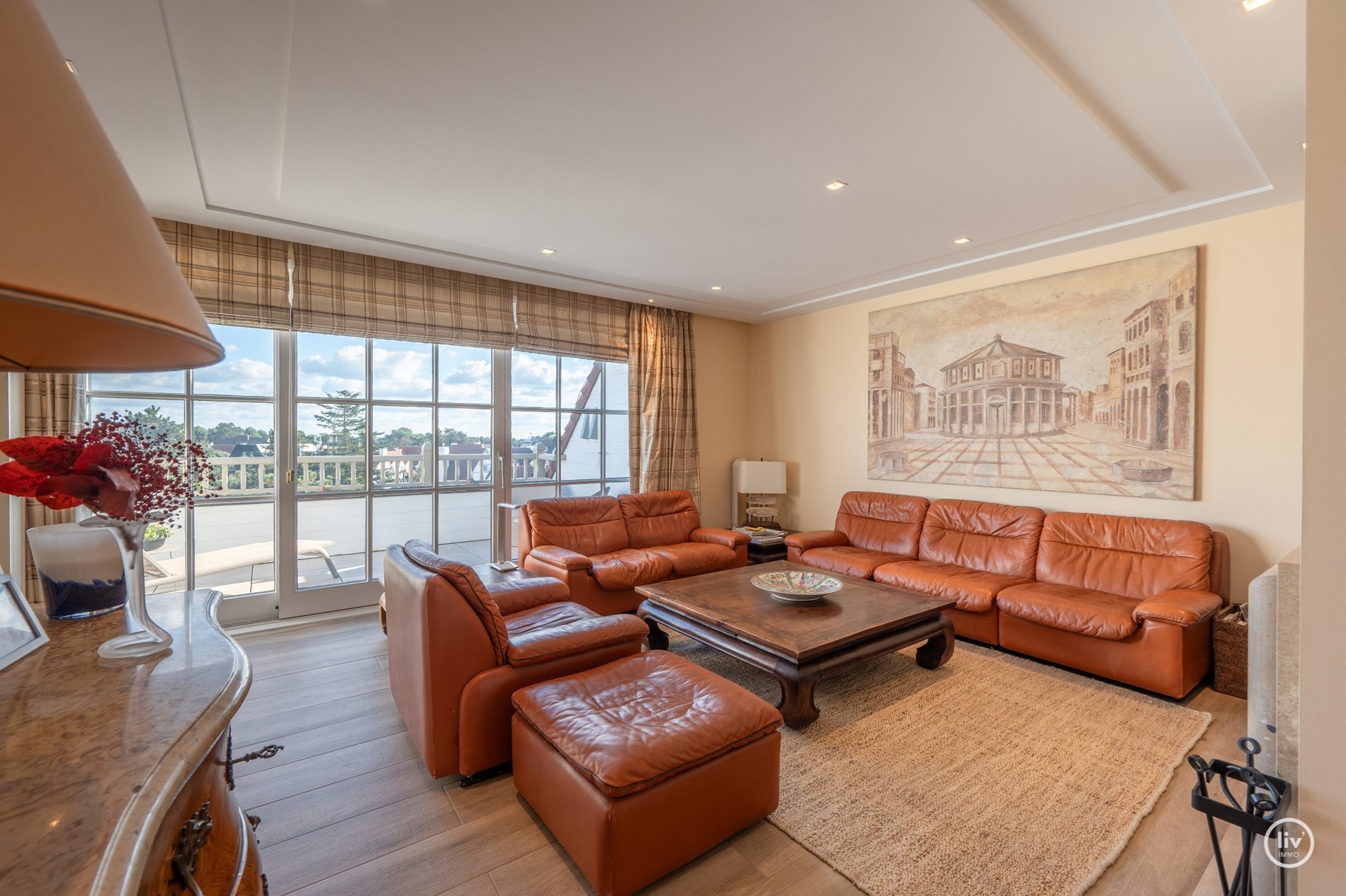 Uitzonderlijk dakappartement met een schitterend zonneterras en een prachtig open zicht over de villa's van het Zoute, gelegen tussen het centrum van Knokke. 