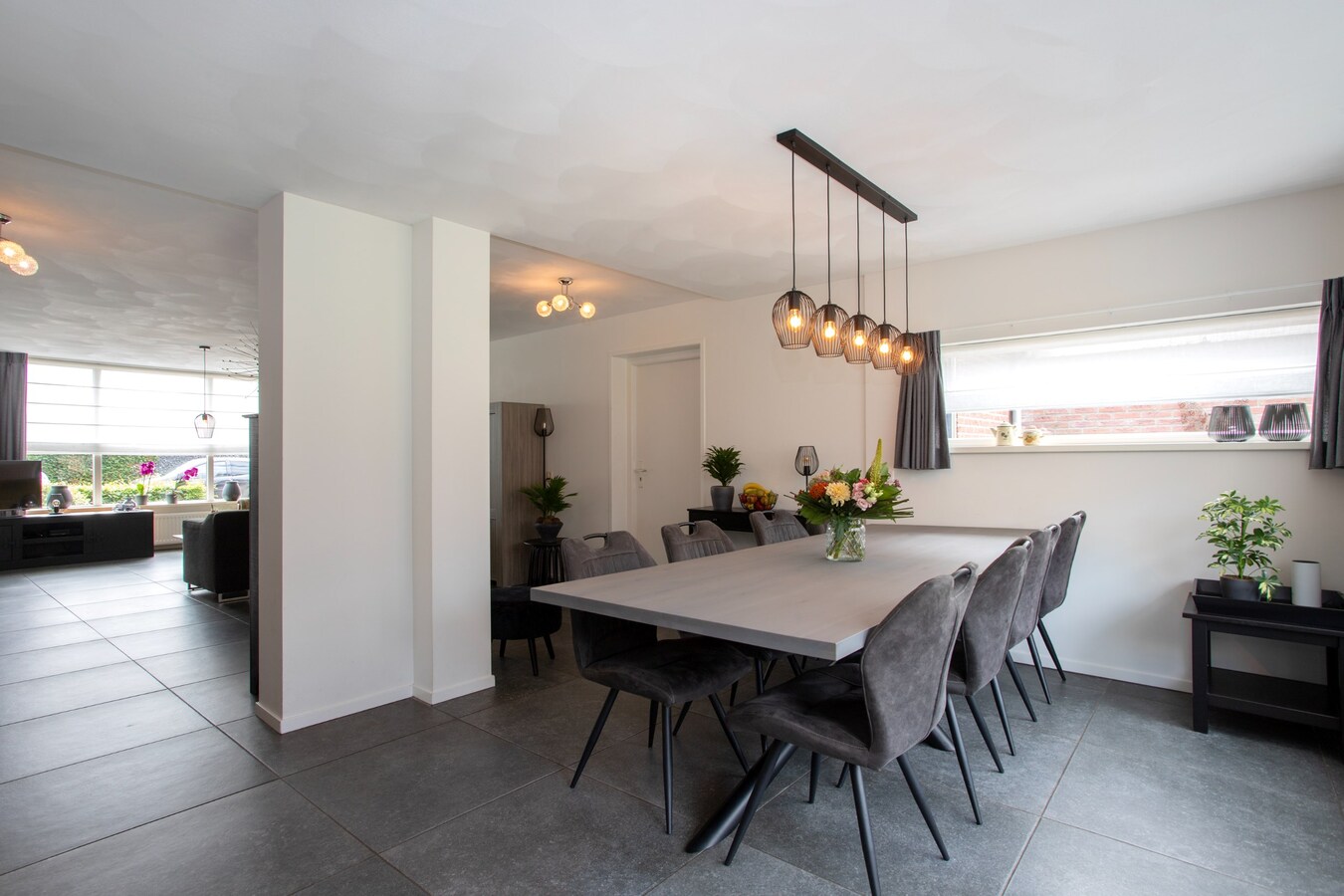 Royale gemoderniseerde gezinswoning met grote woonkamer, open keuken en vijf slaapkamers in hartje Middelbeers 