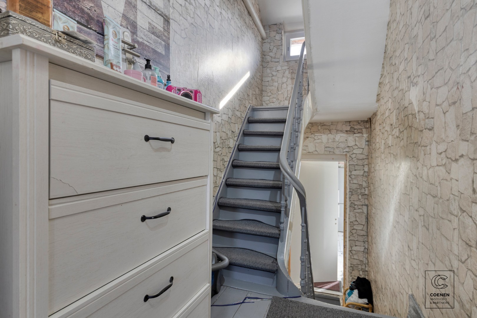 Ruime handelswoning, momenteel ingericht als handelsruimte en 2 appartementen op goede ligging te Antwerpen! 