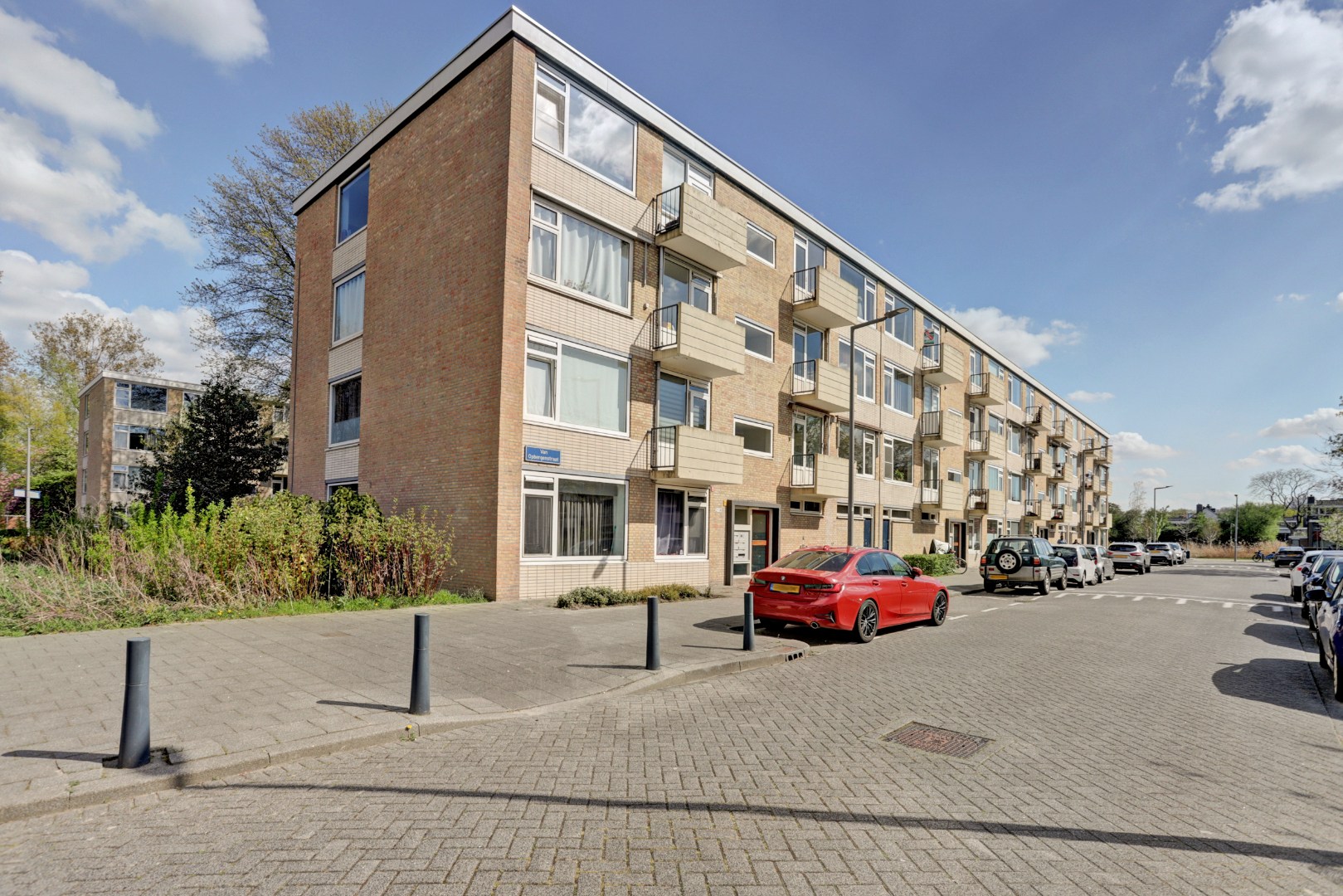Instapklaar 3-kamer appartement op de 1e verdieping met keurige keuken en badkamer, 2 balkons, berging in de onderbouw en is gelegen op eigen grond. 
