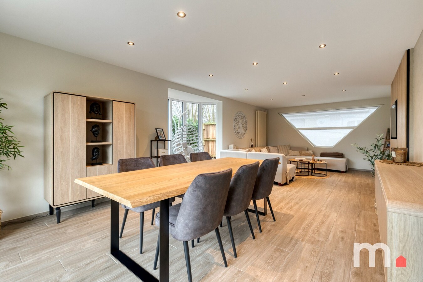 Unieke Villa te Roeselare in een doodlopende straat op 578m² met zonnepanelen en EPC B  ! 