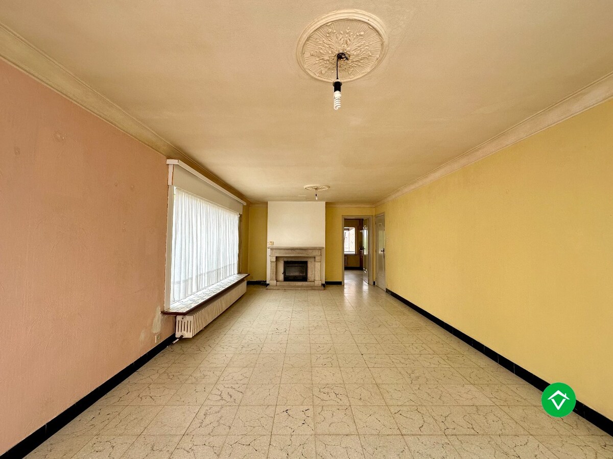 Alleenstaande woning met bakstenen garage en ruime tuin in Ichtegem 