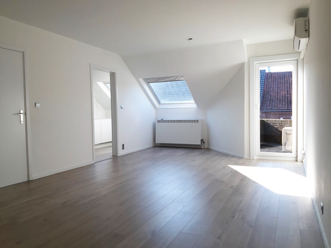 Gerenoveerd dakappartement MET GARAGE te Beverst 