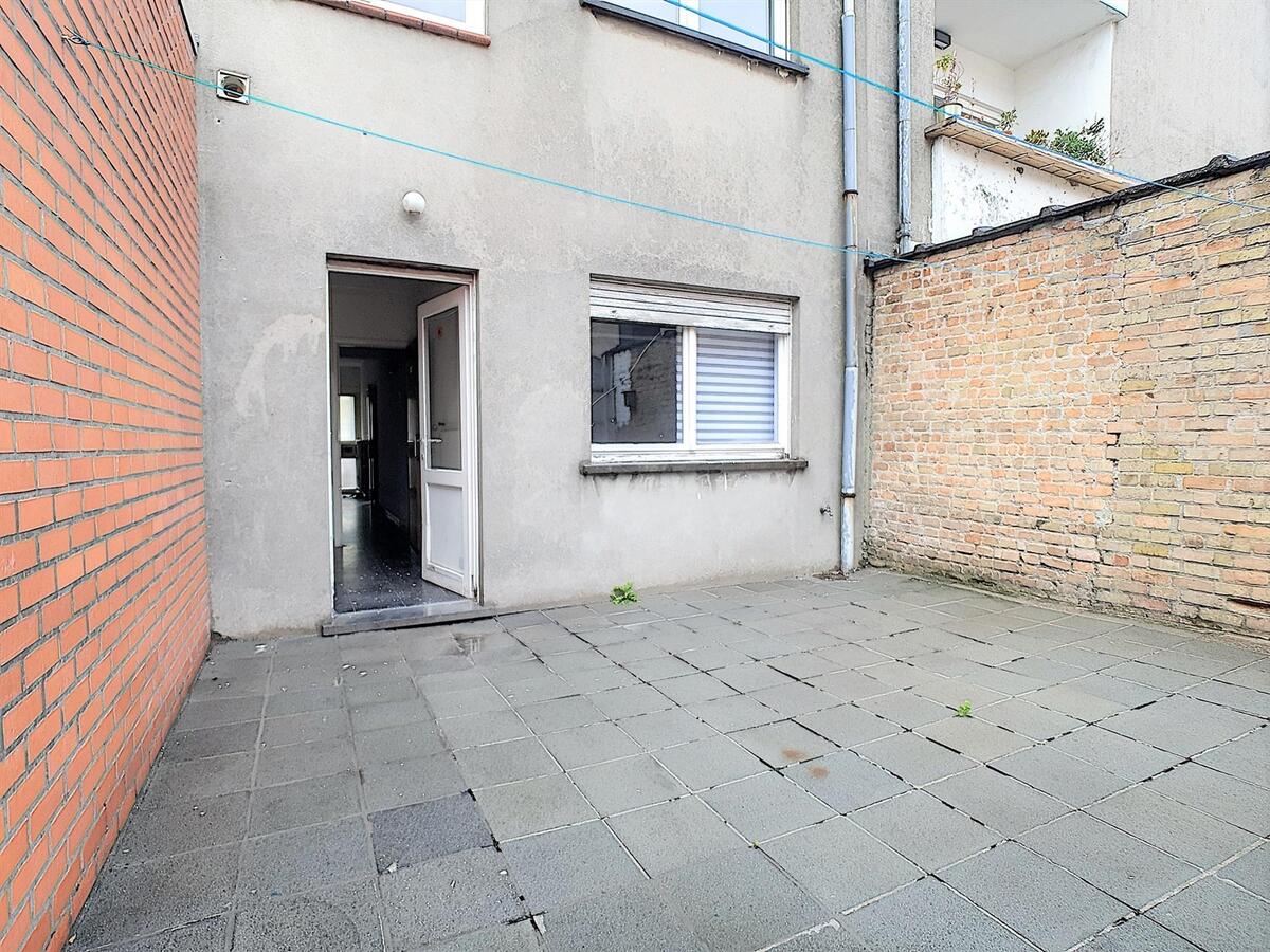 Goed gelegen, volledig te renoveren woning aan het marktplein van Heist - Heist 