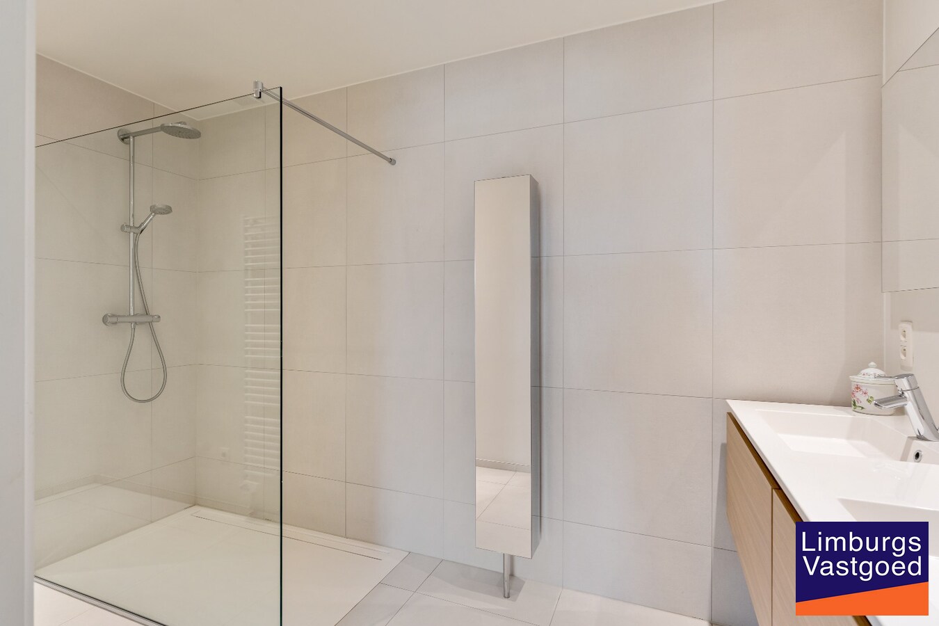 Exclusief penthouse met ruim terras, 2 slpk, dubbele autostaanplaats, centrum Genk 