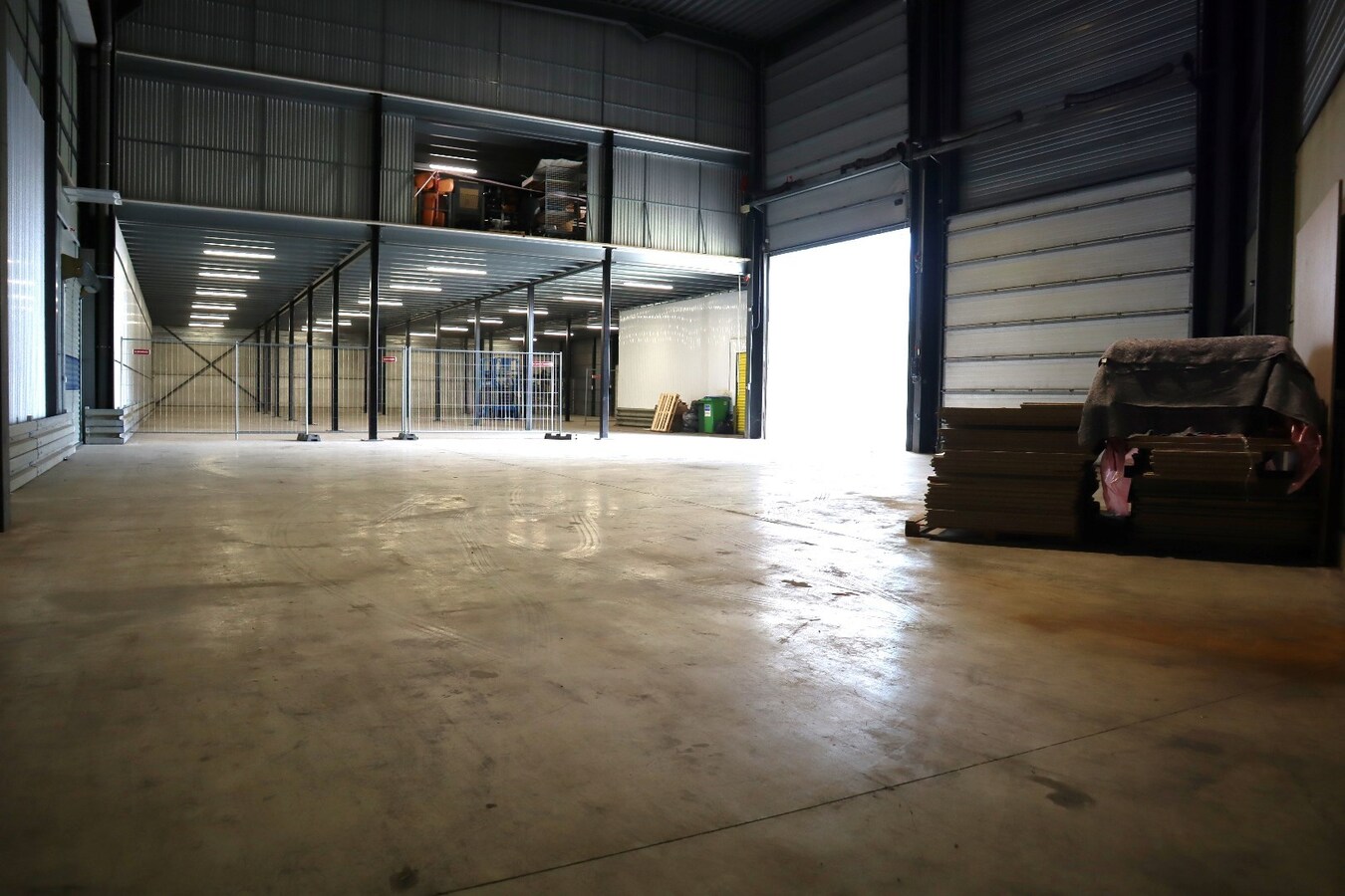 Kantoorruimte 120m² + loods/hangaar/magazijn 775 m² te Boutersem 