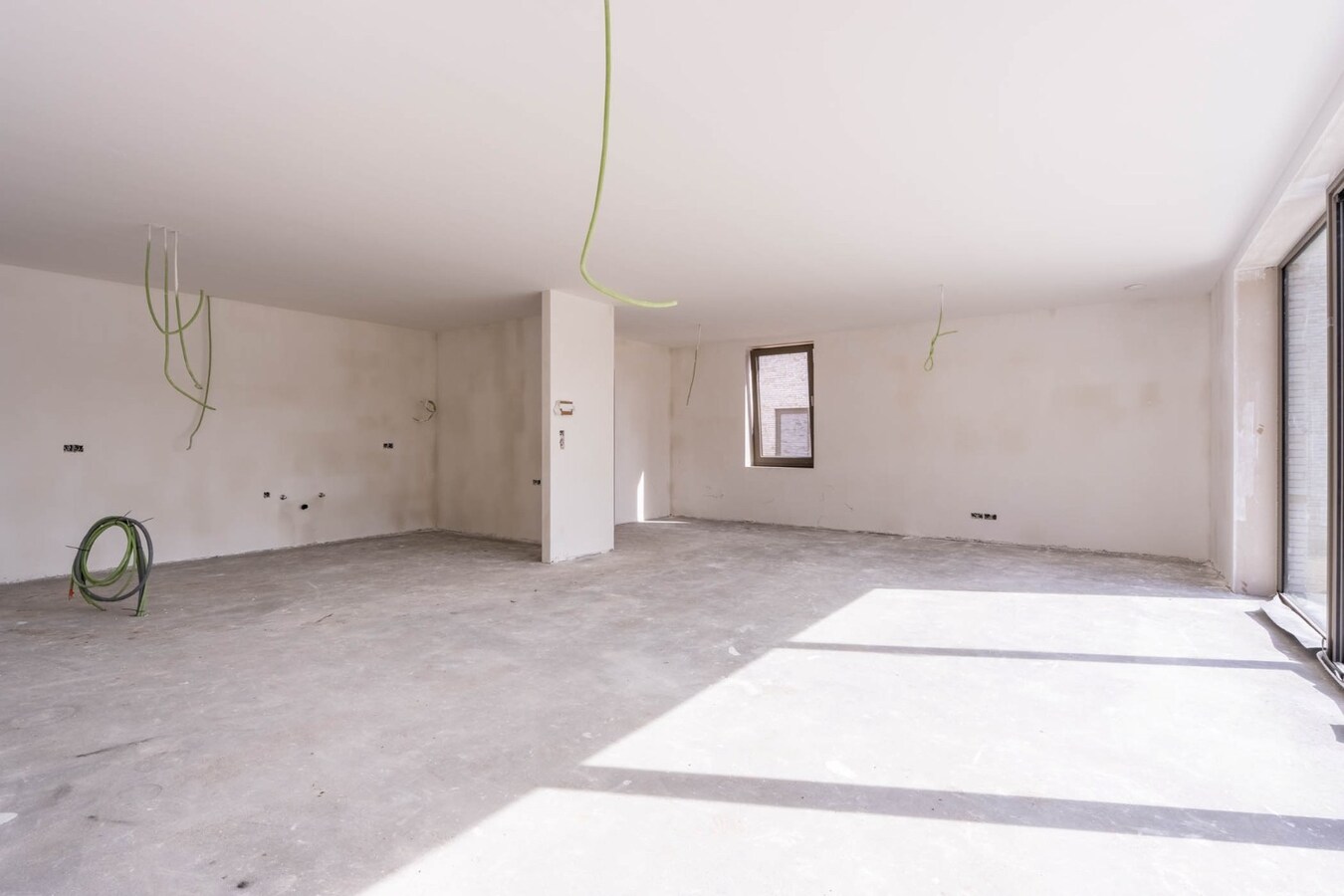 Vrijstaande, rustig gelegen CASCO + afgewerkte woning in een moderne bouwstijl op een fraai perceel op een rustige locatie! 