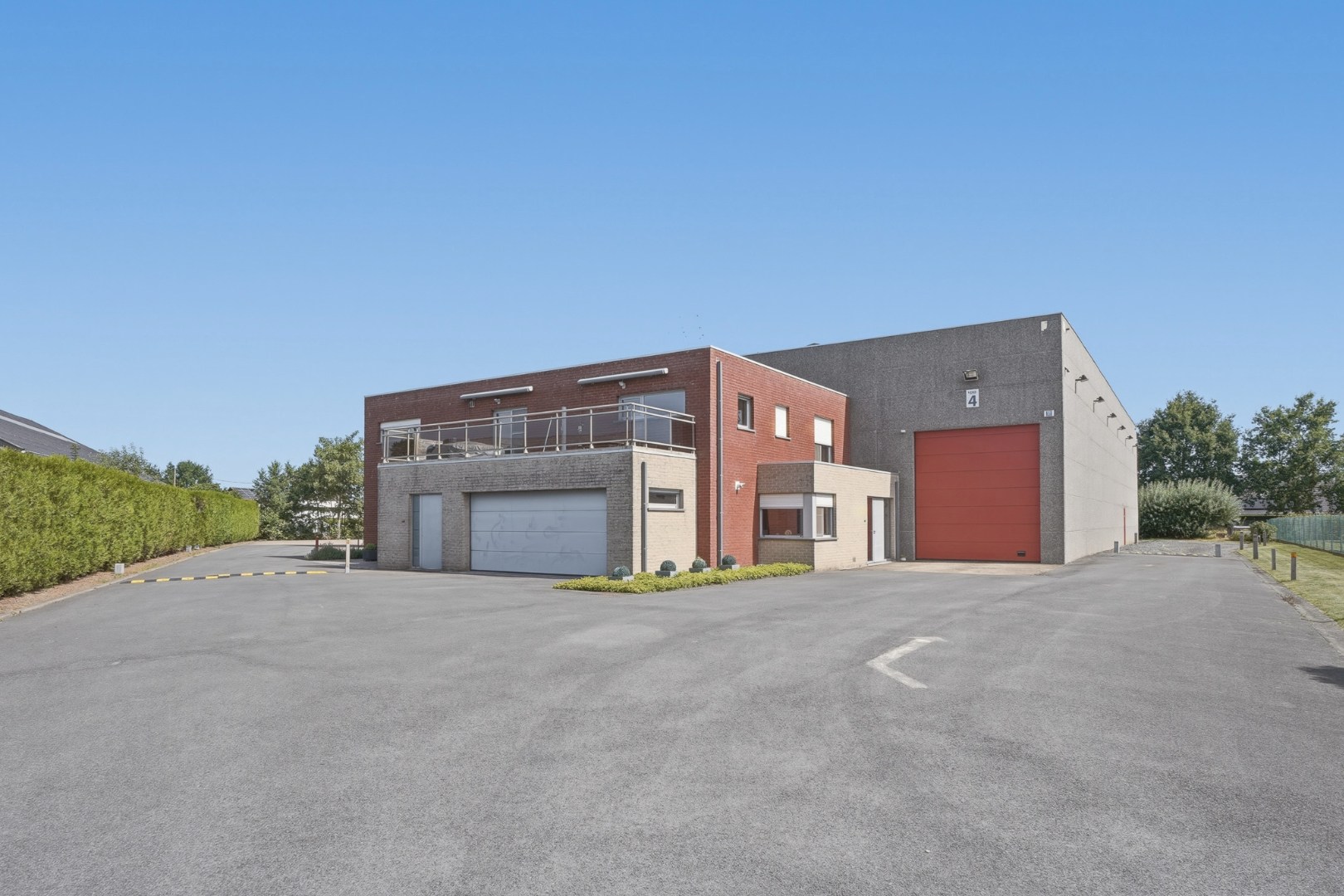 Bedrijfswoning met ruime loods van ca. 1.530 m² in de ambachtelijke zone van Eernegem 